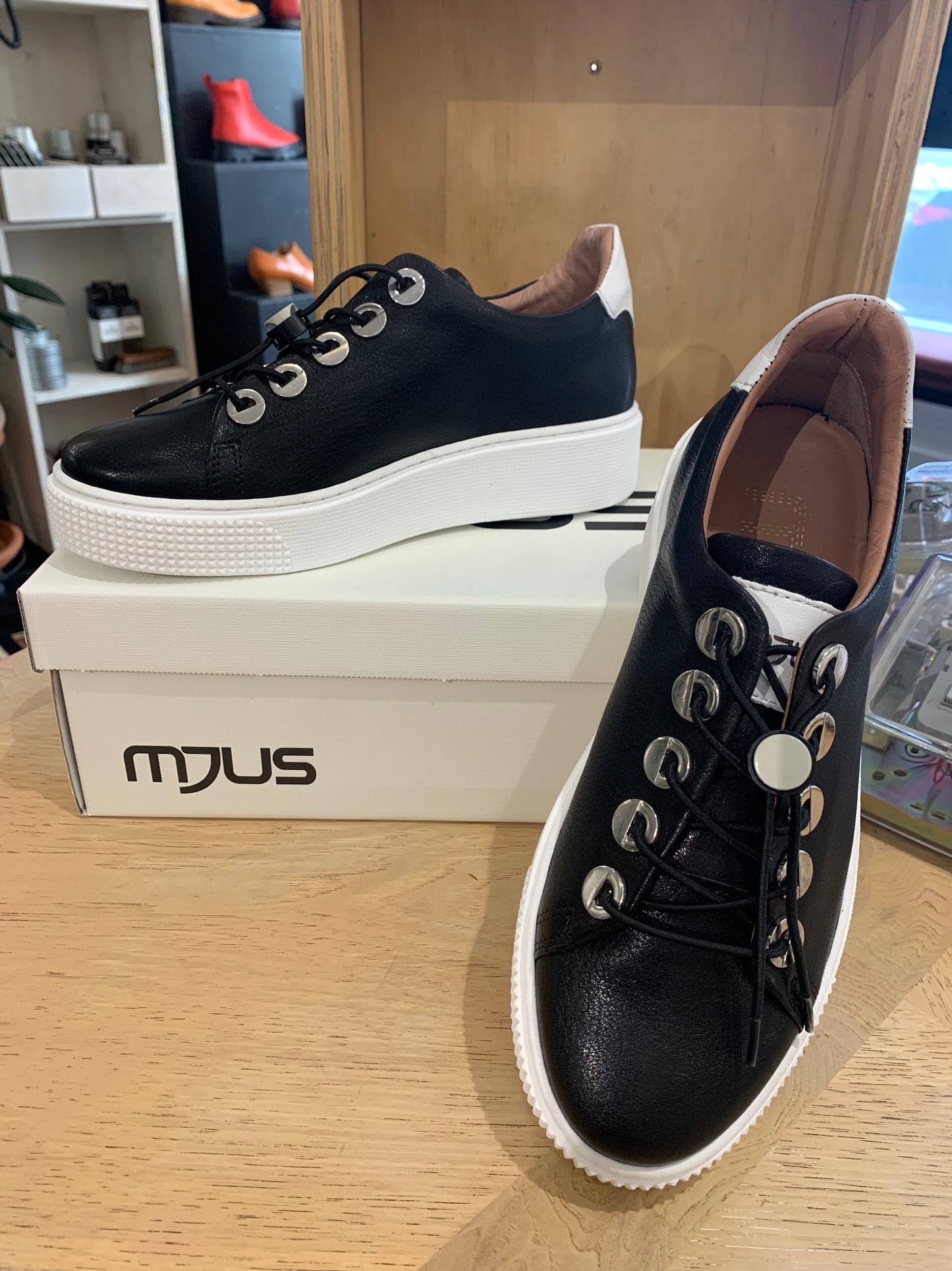 MJUS M108102 Black with White Platform Sneaker